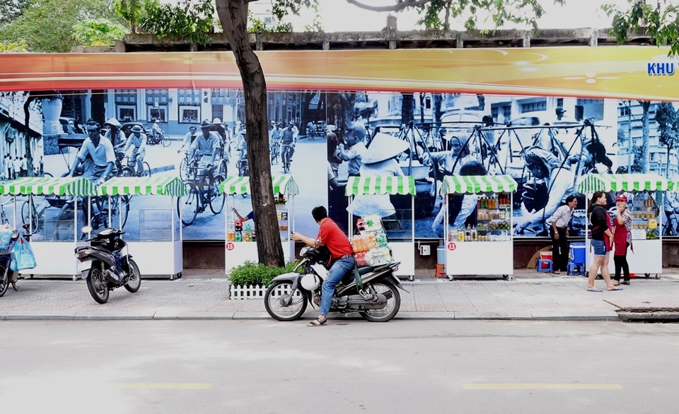 Sài Gòn đã có phố hàng rong - 3 Các gian hàng, bàn ghế được quận làm theo mẫu thống nhất, hộ buôn bán không phải trả bất kỳ khoản chi phí nào.
