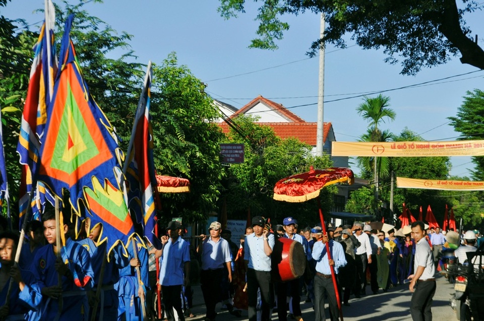 Đám rước đi qua khắp các ngõ làng Nam Diêu