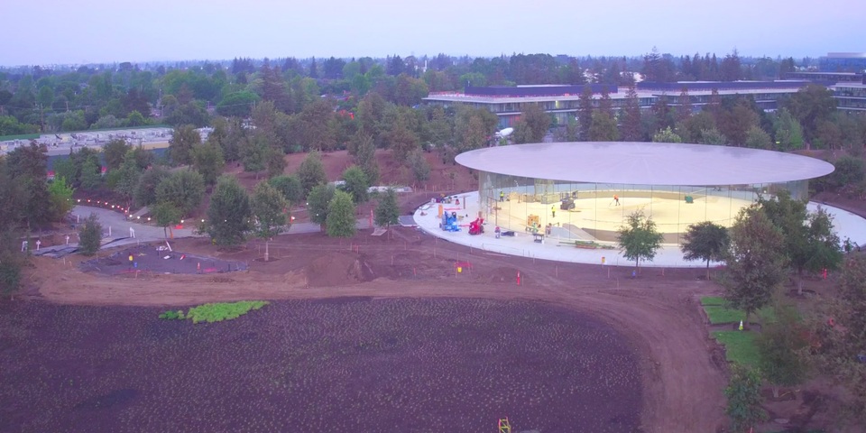 Dù sở hữu kích thước khá nhỏ nhưng công trình vẫn đặc biệt thu hút sự chú ý. Rạp hát nằm trên một ngọn đồi, tại vùng đất cao hơn so với phần còn lại. Nó giống như ông ấy vậy, Tim Cook cho biết, ám chỉ huyền thoại Steve Jobs.