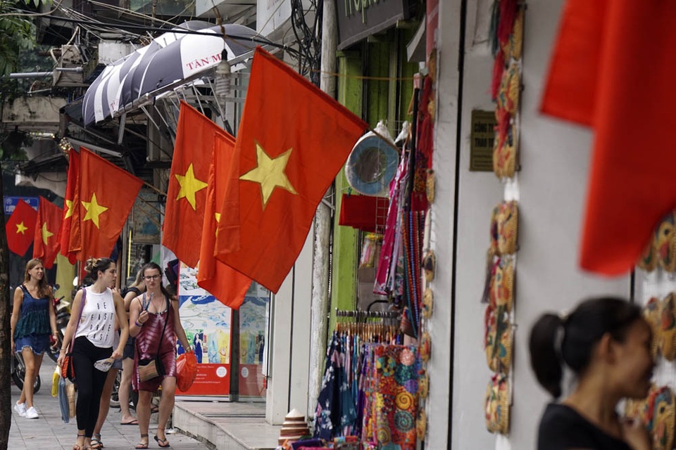 
Cờ đỏ sao vàng đỏ rực trên đường phố.
