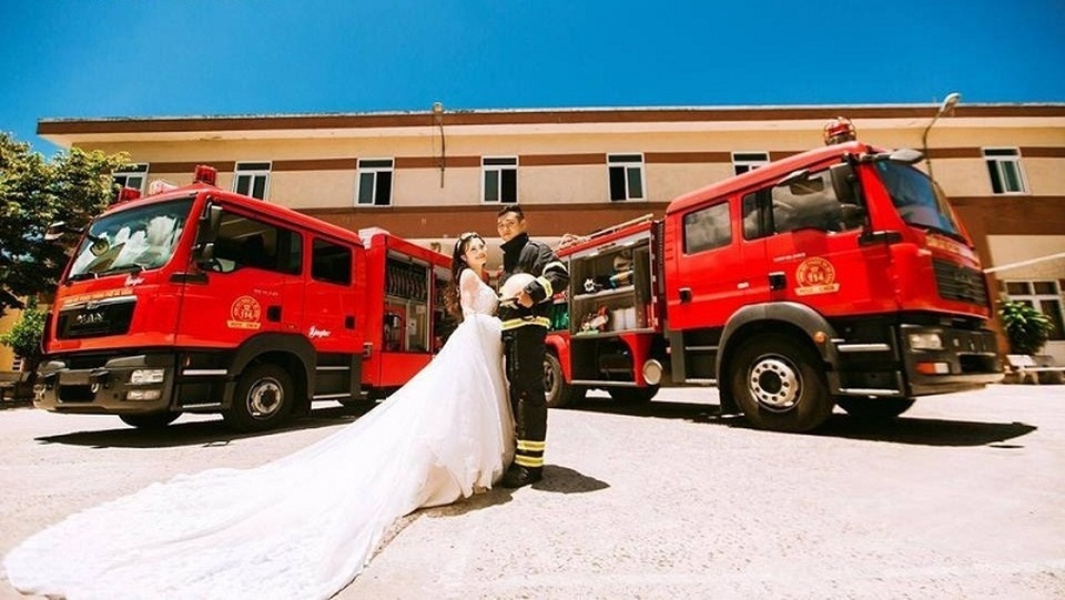 Quang Tùng công tác ở Sở Cảnh sát PCCC TP. Đà Nẵng. Với đặc thù là lính cứu hỏa luôn tất bật với công việc nên cặp đôi chẳng mấy khi gặp nhau, “yêu gần mà như yêu xa vậy, nhiều lúc lễ tết thấy buồn và tủi thân lắm”, Tú chia sẻ.