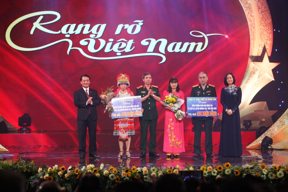 "Rạng rỡ Việt Nam": Đêm nhạc ý nghĩa chào mừng ngày quốc khánh 2/9 - 1 BTC chương trình đã quyết định xây tặng một điểm trường mầm non tại thôn Cán Hồ, xã Thái An, huyện Quản Bạ, tỉnh Hà Giang.