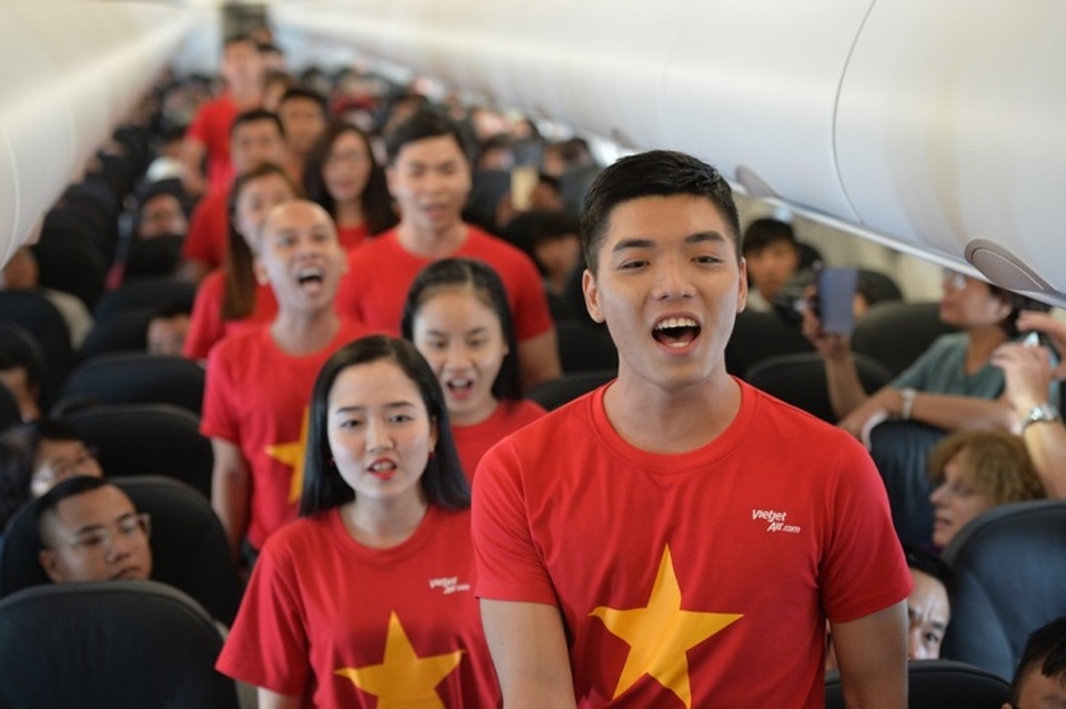 Gần 200 hành khách Vietjet cùng hát "Nối vòng tay lớn" mừng quốc khánh 2/9 - 3 Gần 200 hành khách Vietjet cùng hát "Nối vòng tay lớn" mừng quốc khánh 2/9 - 3