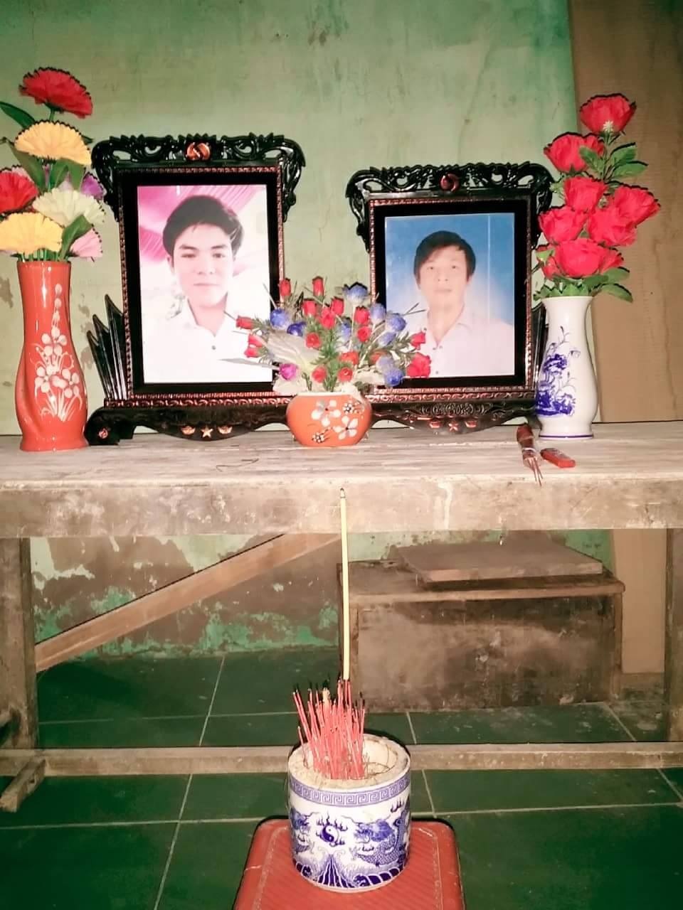 Xót xa cảnh người mẹ có 4 con trai mắc bệnh hiểm nghèo lần lượt qua đời - 1 Di ảnh 2 người con trai lớn của chị Viễn qua đời vì mắc hội chứng Brugada