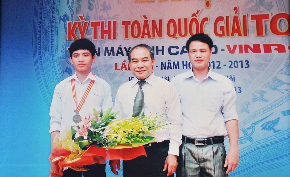 THPT Hậu Lộc I - ngôi trường với hơn 50 năm xây dựng và phát triển - 4 Thứ trưởng Bộ GD&ĐT Nguyễn Vinh Hiển (giữa) trao thưởng cho em Lường Văn Quý (bên trái) - học sinh trường THPT Hậu Lộc I, đạt giải đặc biệt cấp quốc gia kỳ thi giải toán trên máy tính casio môn Sinh học lần thứ VIII.