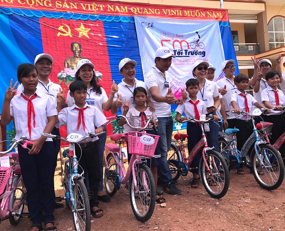 Trong lễ khai giảng, các CEO cũng đã trao tặng 36 chiếc xe đạp giúp các bé có phương tiện đi học cùng nhiều xuất học bổng cho các bé có hoàn cảnh đặc biệt khó khăn và có thành tích học tập xuất sắc.