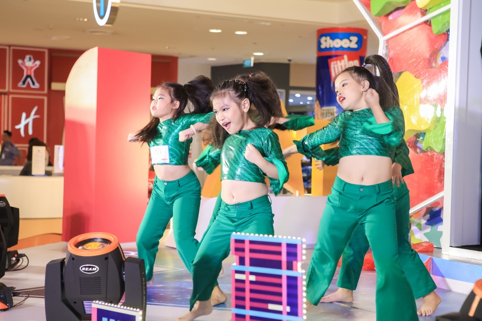 Nhiều háo hức và bất ngờ tại Vòng Chung Kết “Sao Nhí Tài Năng” - 3 Nhóm Beat Streat trình diễn tiết mục nhảy tại Vòng Sơ Kết.