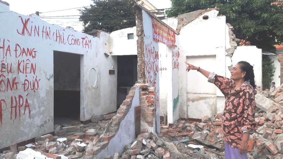 Đang “đội đơn” đi khiếu nại, nhà bỗng dưng bị tháo dỡ!? - 5 Trong khi gia đình bà Tâm đang làm đơn khiếu kiện gửi các cơ quan chức năng thì căn nhà của bà bỗng dưng bị tháo dỡ, gây hư hỏng nghiêm trọng.
