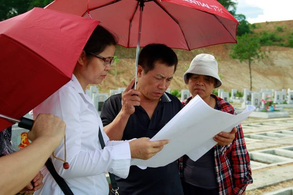 Ông Dương Trung Quốc: “Mua mộ trước cho người thân là tín hiệu tốt” - 3 Nhiều người đã lên Công viên Tâm linh Lạc Hồng Viên để tìm mua phần mộ trước cho bản thân, người thân trong gia đình tại tháng Vu Lan này.