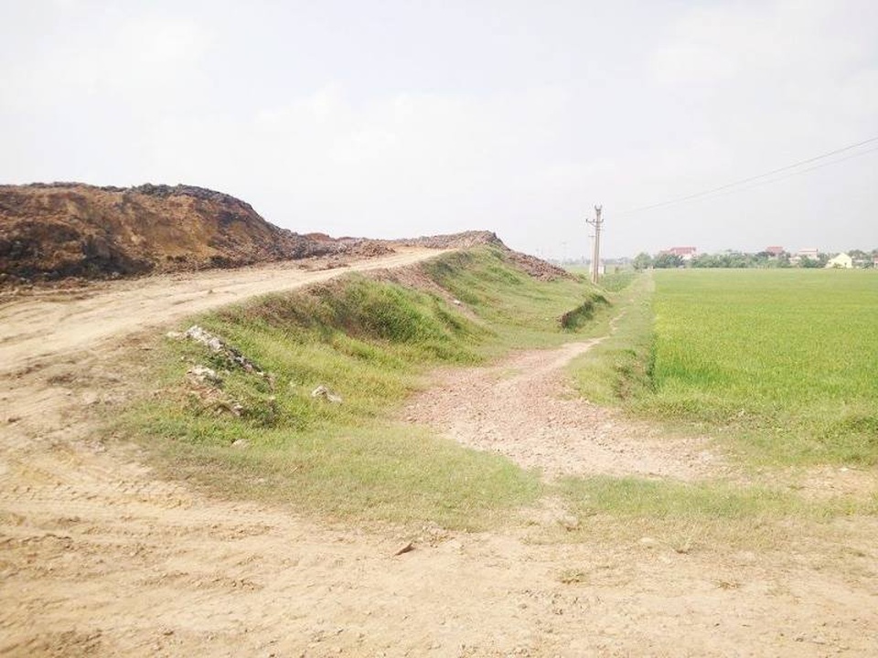 Vụ nhà máy gạch "biến hóa" đất: Chính quyền bất lực hay doanh nghiệp "chây ì"? - 1 Diện tích đất hai lúa của nhiều hộ dân xã Khánh Dương được công ty Trường Thành mua lại, sau đó tự ý chuyển đổi mục đích sử dụng đất trái quy định của pháp luật.