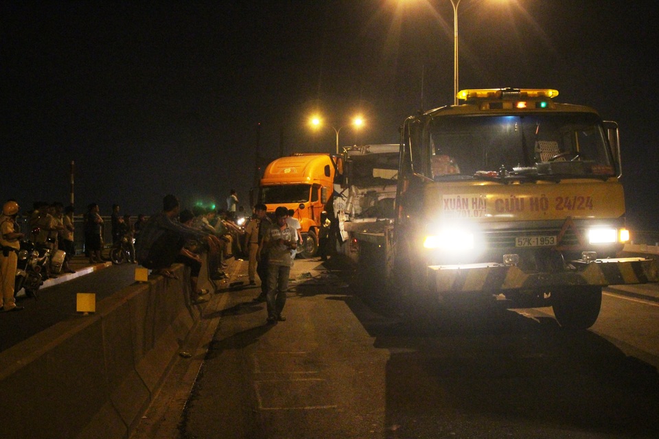 Xe cứu hộ được điều động đến để giải tỏa các phương tiện gặp nạn.