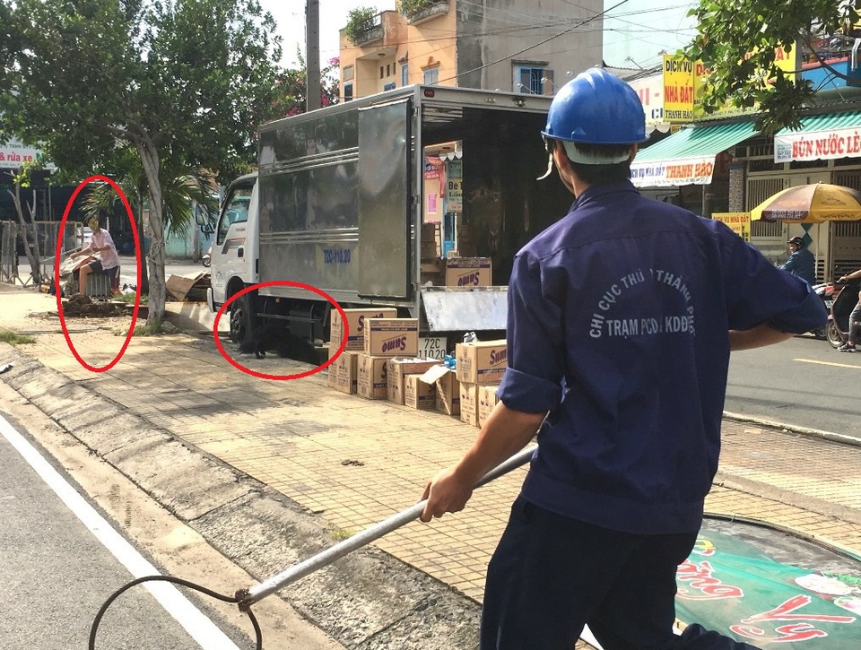 Khóc mếu cảnh lùng bắt chó thả rông trên phố - 2 Phát hiện chó bị vây, chủ vật nuôi chạy ra bảo vệ thú cưng của mình