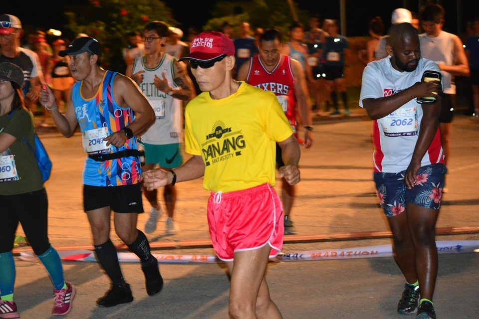 Hàng ngàn VĐV tranh tài giải Marathon “Thể thao và du lịch” Hội An 2017 - 3 Các VĐV tranh tài tại giải Marathon quốc tế Hội An 2017