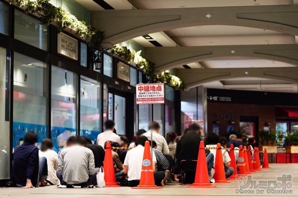 Hy hữu chuyện xếp hàng cả cây số để mua máy "điện tử 4 nút" tại Nhật - 3 Rất nhiều khách hàng phải xếp hàng từ rạng sáng để nhanh chóng có được món hàng mình yêu thích.