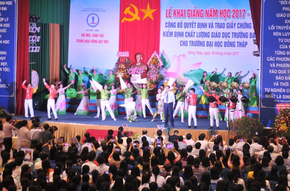 Trường đại học đầu tiên ở miền Tây đạt chuẩn chất lượng giáo dục - 1 NGƯT.PGS.TS Nguyễn Văn Đệ - Hiệu trưởng trường ĐH Đồng Tháp cùng các sinh viên biểu diễn văn nghệ chào mừng năm học mới