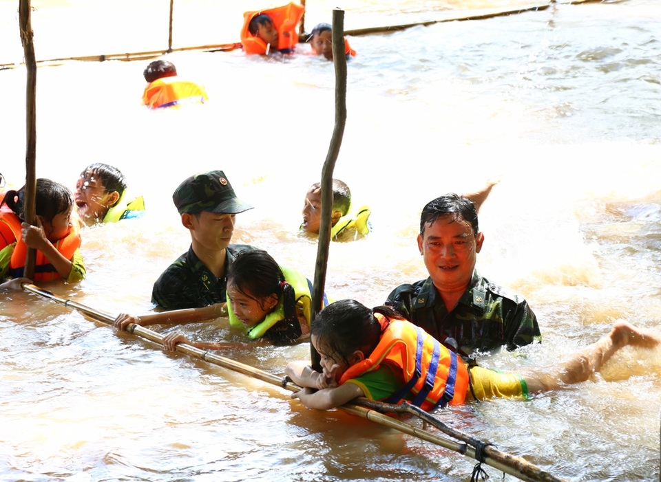 Bộ đội biên phòng dạy bơi cho trẻ em vùng lũ - 3 Trung tá Đặng Văn Trí - Đội phó đội vận động quần chúng Đồn biên phòng Bình Thạnh (người không đội nón) trực tiếp xuống sông cùng các chiến sĩ khác dạy bơi cho các em nhỏ xã Tân Hội và xã Bình Thạnh (ảnh: Phú Quí)