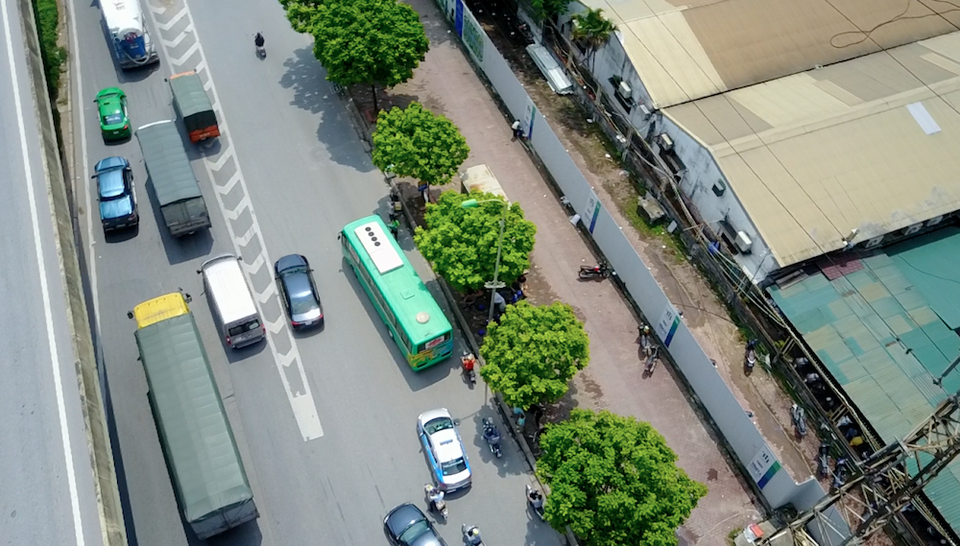 Hà Nội: Lật tẩy chiêu trò bất ngờ của "bến cóc" nhằm "qua mặt" lực lượng chức năng - 4 Xe khách của nhà xe Ô hô cũng bắt khách dọc đường sau khi qua chốt của lực lượng chức năng.
