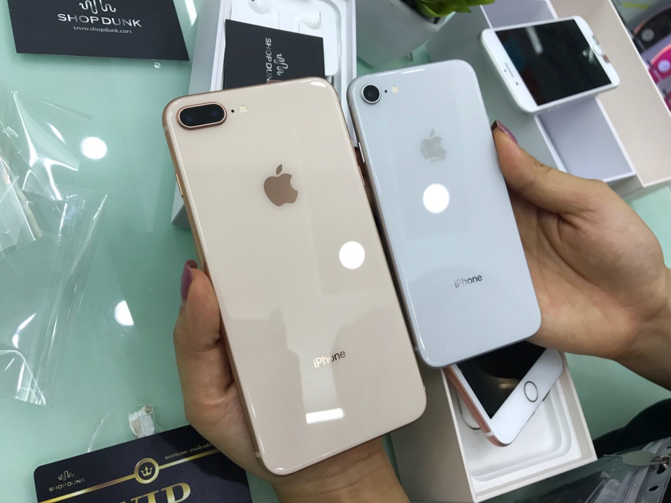 iPhone 8 đầu tiên đã xuất hiện tại Hà Nội, giá gần 23 triệu đồng - 2 iPhone 8 và 8 Plus đều sở hữu mặt sau bóng bẩy với mặt kính thay vì kim loại như các phiên bản tiền nhiệm.