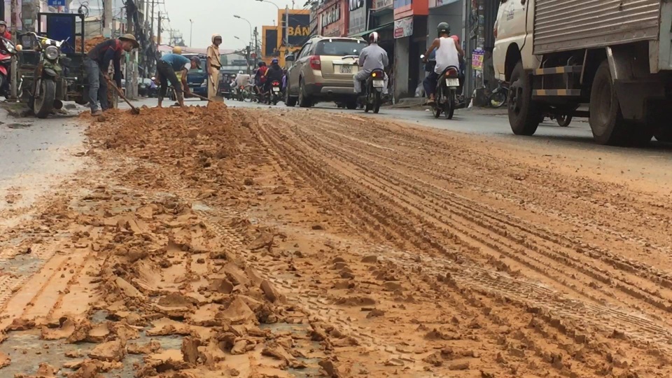 “Hung thần” xe ben làm rơi hàng tấn đất xuống đường rồi bỏ chạy - 3 Lực lượng CSGT Công an quận 9 có mặt phần luồng giao thông; nhiều công nhân vệ sinh phải mất cả buổi sáng để thu dọn hiện trường, giải tỏa giao thông do sự cố xe tải làm rơi vãi đất xuống đường.