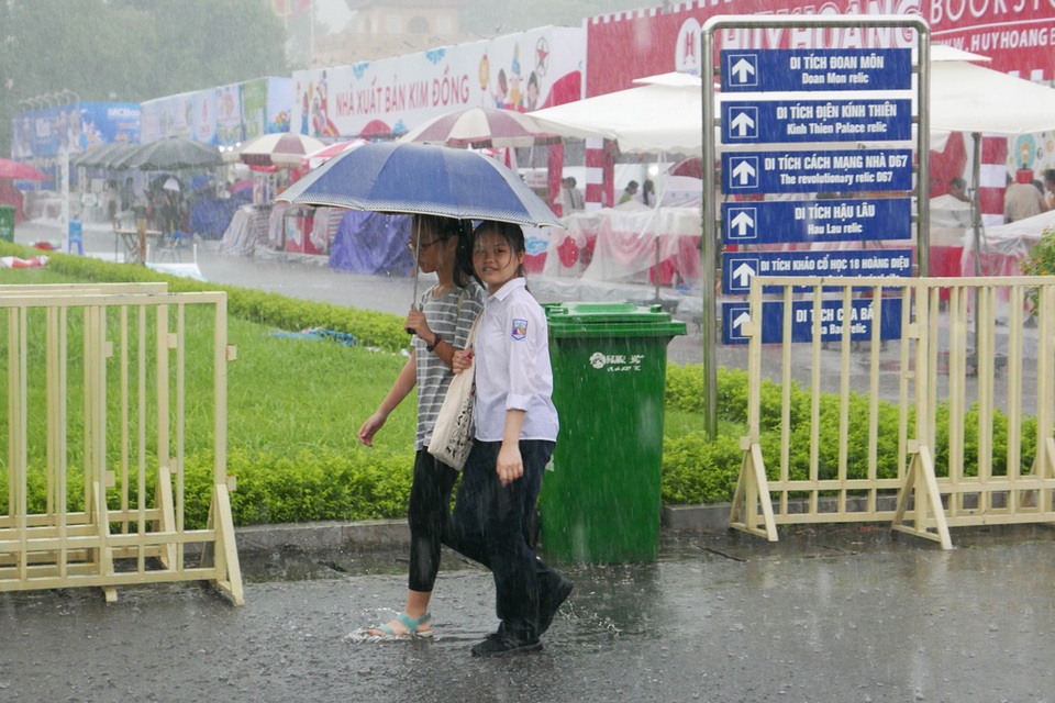 Hàng nghìn người dự hội sách dưới cơn mưa lớn - 16
Hai nữ độc giả tuổi đời còn rất trẻ rời hội sách dưới mưa tầm tã, sau khi đã chọn được cho mình những cuốn sách ưng ý.