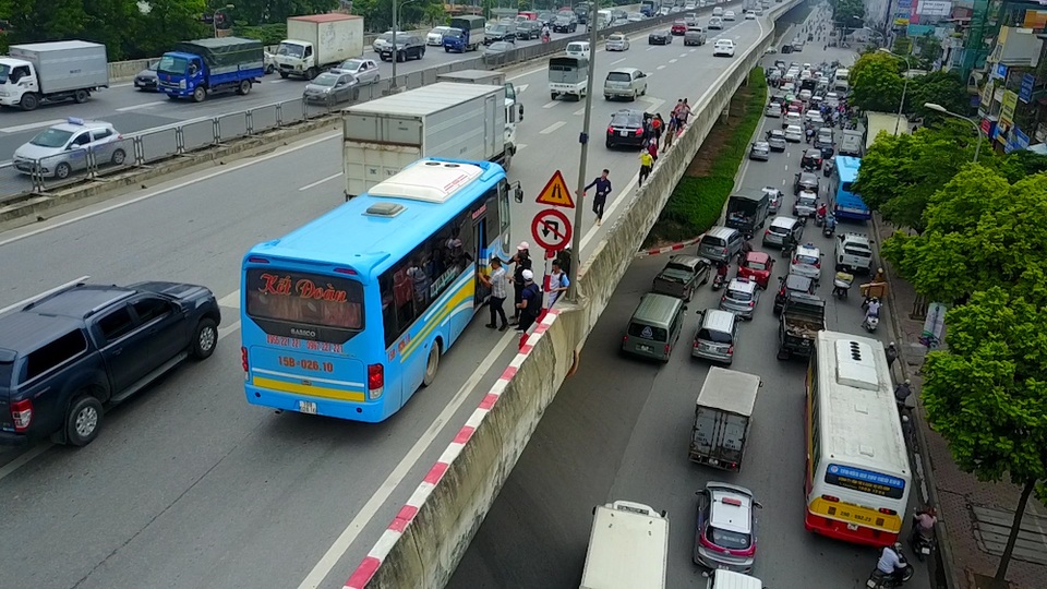 Hà Nội: Xe khách ồ ạt bắt khách dọc đường ngay trung tâm thành phố - 4 Nhà xe Kết Đoàn bắt khách ngay trên cao tốc trên cao đoạn gần số 1 Khuất Duy Tiến.