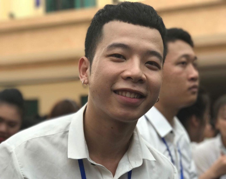 Hài hước clip cover "Em gái mưa" phiên bản "nam - nữ 2 trong 1" - 1