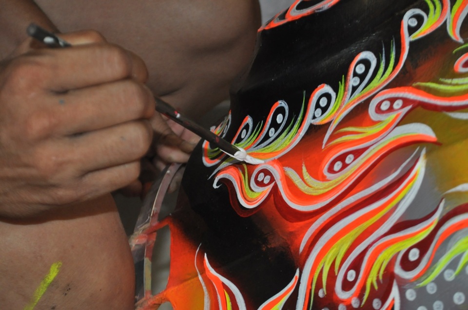 Khâu vẽ, sơn màu… cần được làm tỉ mỉ, nét vẽ có hồn để toát lên được cái thần thái của lân theo mong muốn