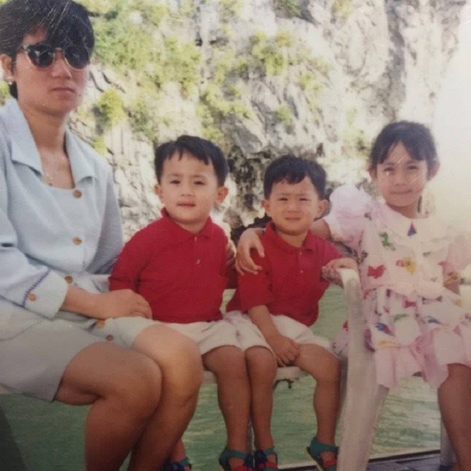 Hai anh em sinh đôi trong sách Sinh học 9 bây giờ ra sao? - 3 4 mẹ con Nguyễn Anh, Gia Ngọc và người chị cả sinh năm 1991