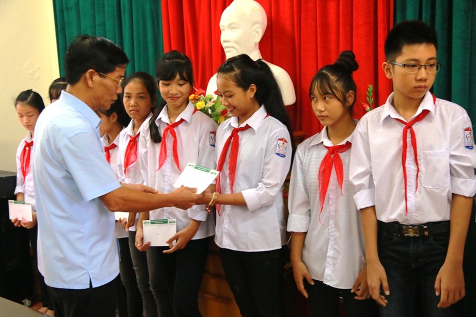 Phó Bí thư Thường trực huyện Yên Mô trao học bổng cho các em học sinh.