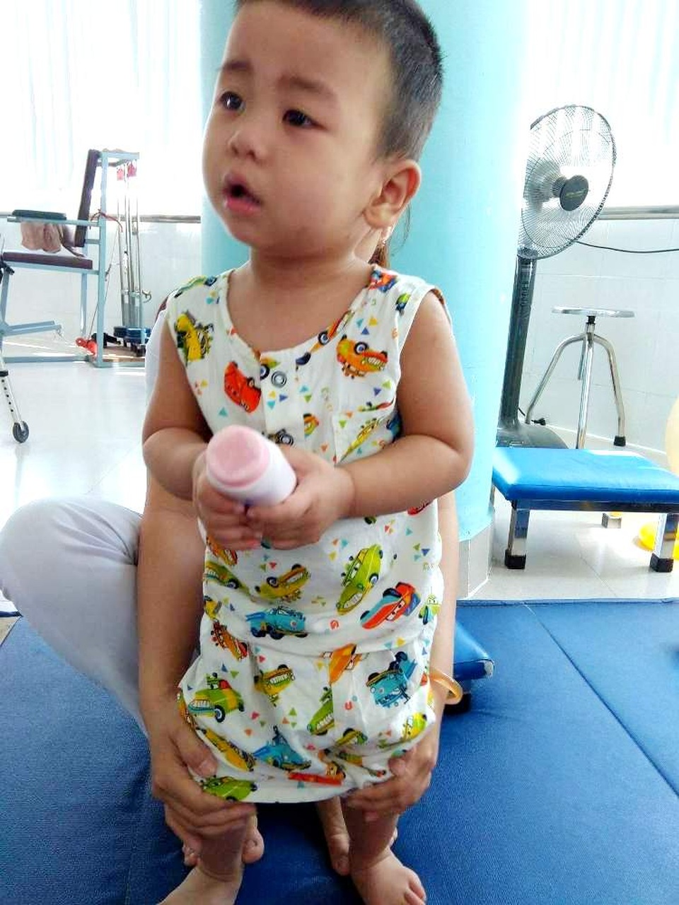Xót thương cháu bé 2 tuổi bị tổn thương não và mất thính lực nặng - 3 Xót thương cháu bé 2 tuổi bị tổn thương não và mất thính lực nặng - 3