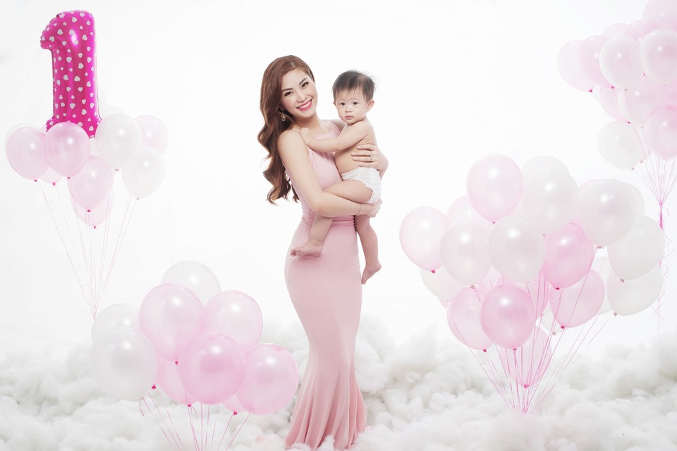 Sau cuộc thi Hoa hậu Việt Nam 2014, người đẹp sinh năm 1991 không phải gặp áp lực về kinh tế, cô lui về hậu trường để chăm sóc tổ ấm và sinh con gái. Giờ đây khi con cứng cáp hơn, Diễm Trang được chồng ủng hộ quay lại làng giải trí và theo đuổi đam mê của mình.