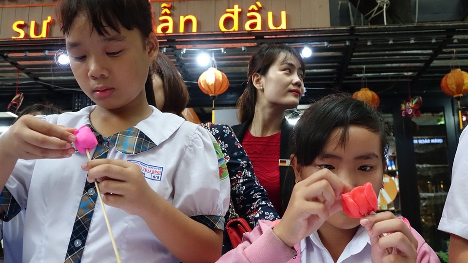 “Con hạnh phúc khi đến đây, vì con được quan tâm” - 3 Chăm chú tập làm tò he