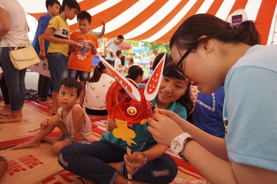 Người lớn, trẻ nhỏ trải nghiệm Tết Trung thu xưa tại Hoàng Thành Thăng Long - 3
Một khu vực dành riêng để phụ huynh cùng trẻ nhỏ tự tay làm các món đồ chơi truyền thống như đền ông sao, đèn con thỏ, nặn tò he...