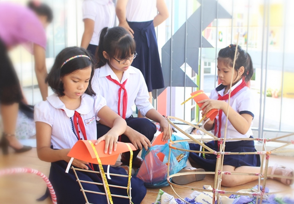 Học sinh Đà Nẵng làm lồng đèn tặng trẻ em làng SOS - 2 Những chiếc đèn lồng sáng tạo do các em học sinh tự tìm vật liệu, thiết kế và hoàn thành