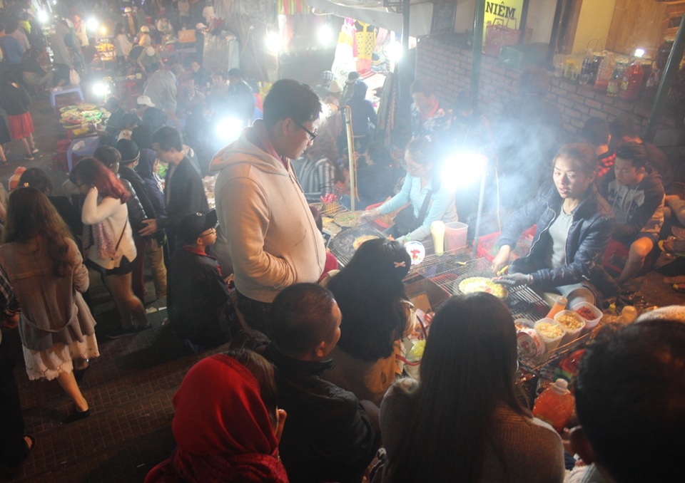 Du khách xuýt xoa với món “pizza Đà Lạt” - 5 Dưới tiết trời se lạnh các thực khách quây quần bên các gánh hàng rong để thưởng thức món bánh pizza- tráng nướng ngon nức tiếng Đà Lạt