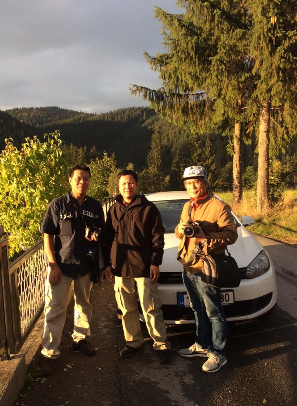 Bạn cũ mấy chục năm giờ mới gặp lại tại Czech, để cùng nhau hoài niệm về một thời xa vắng chia sẻ cả ngọt bùi lẫn đắng cay.