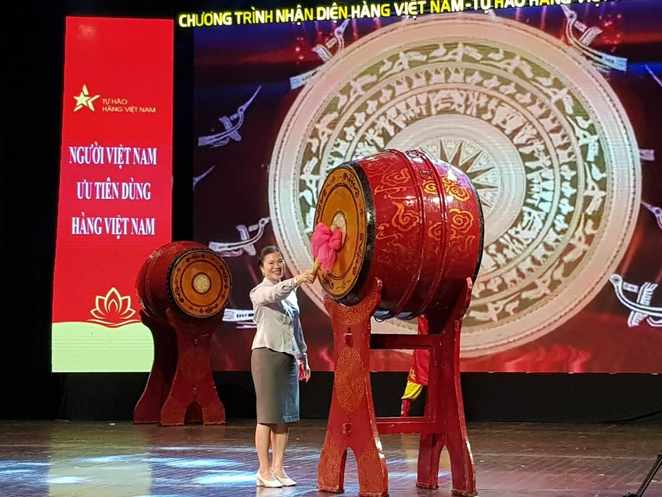 Khởi động Chương trình nhận diện hàng Việt 2017 - 1 
Đánh trống khai mạc Chương trình