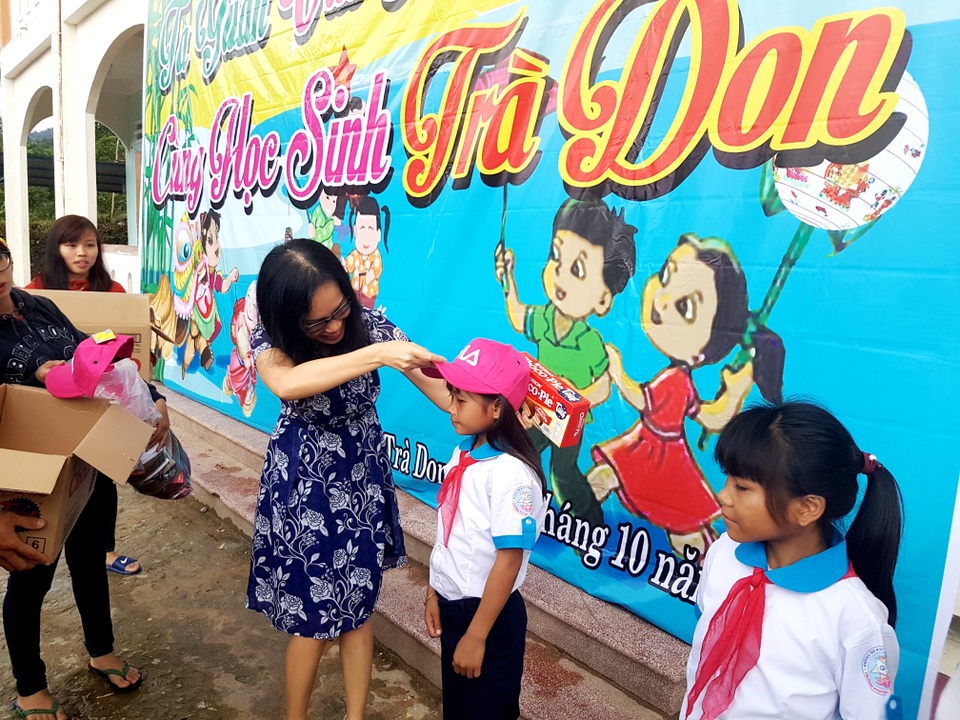 Mang trung thu đến với học sinh vùng cao Quảng Nam - 3
Đại diện nhà tài trợ Công ty TNHH Ta Yuan tặng quà đến các em học sinh trường PTDTBT THCS Trà Don, huyện Nam Trà My, tỉnh Quảng Nam.