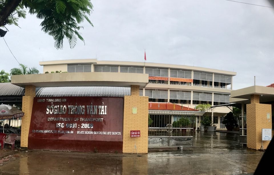 Vụ hủy thầu “khó hiểu”: Đánh giá hồ sơ dự thầu thiếu thuyết phục? - 1 Sở Giao thông vận tải tỉnh Long An vừa có văn bản trả lời kiến nghị của nhà thầu liên danh Công ty CP Hoàng An - Công ty CP Cơ khí Kiên Giang, đồng thời bảo lưu quan điểm như đã thông tin tại văn bản trả lời kiến nghị của nhà thầu số 1667/BQLDA-THKT ngày 8/9/2017.