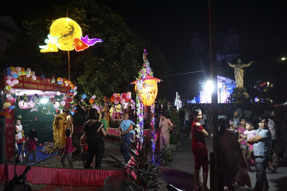 Đêm Trung thu rộng ràng bên nhà thờ trăm tuổi ngoại thành Hà Nội - 3
Người dân quanh vùng đổ về rất đông, hòa mình vào không khí đêm hội mỗi năm chỉ có một lần.