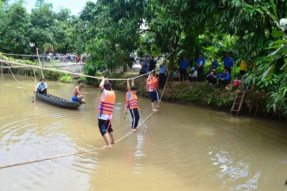 Hiệu quả “chơi mà học, học mà chơi” - 2 Tại đây, các em có những hoạt động vui chơi như đu dây qua sông, làm bánh dân gian, lao động vệ sinh môi trường...