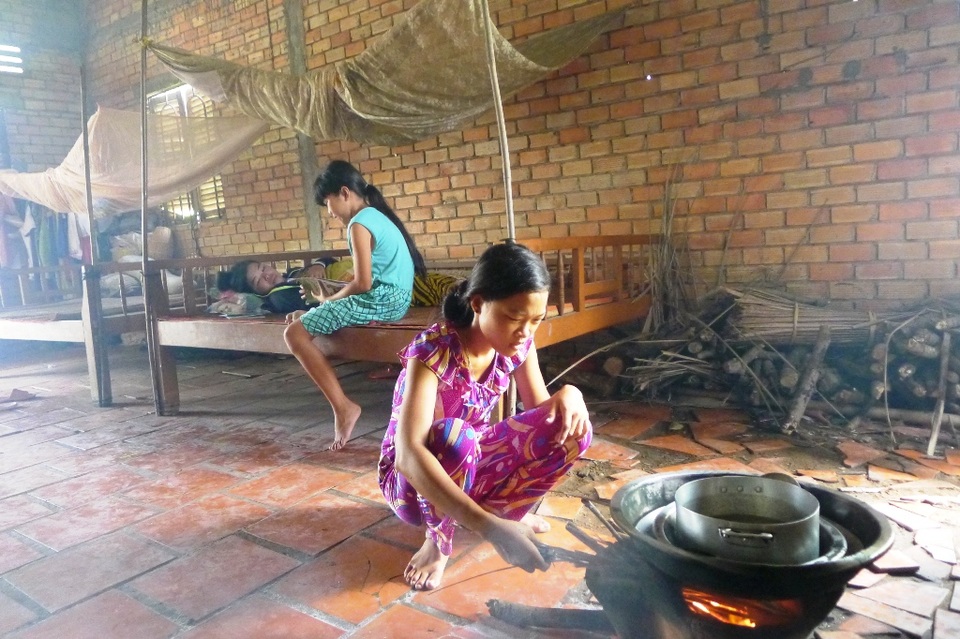 Cha bỏ đi biệt tích, mẹ bệnh triền miên, 2 nữ sinh đứng trước nguy cơ thất học - 2 Phần cuối nhà, mẹ con chị Tài tận dụng làm nơi nấu ăn... chẳng có gian nhà bếp