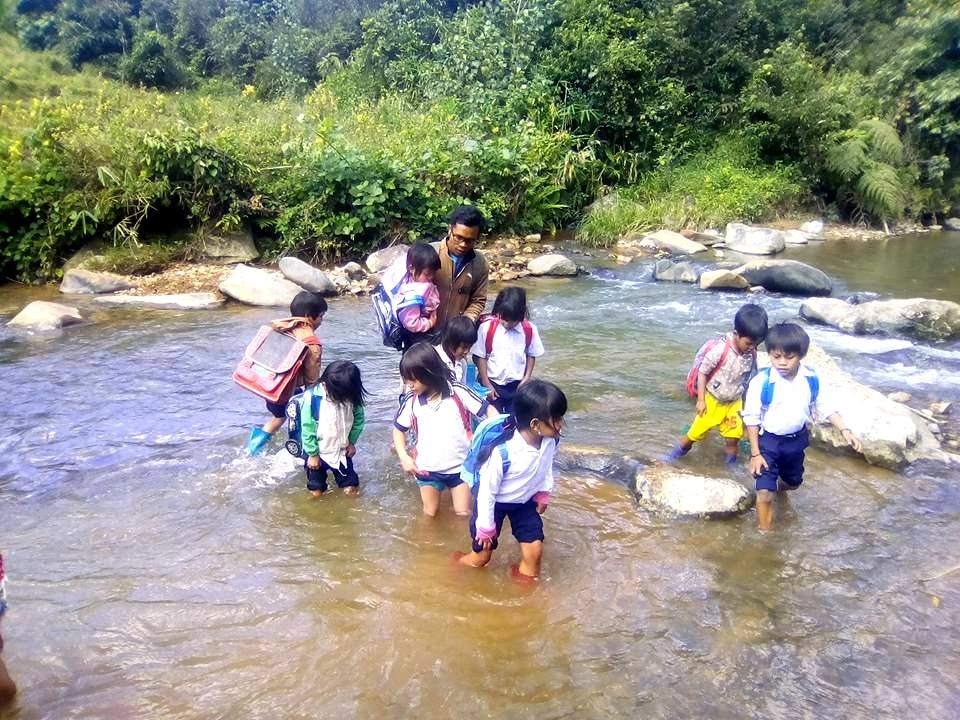Dân góp gạo xây dựng mô hình trường “bán trú dân nuôi” - 3 Việc cắt chế độ chính sách khiến các em học sinh ở Tây Giang khó khăn nay càng khó khăn hơn