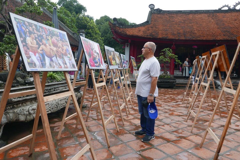 
Triển lãm ảnh “Hà Nội trong tôi” đang diễn ra tại khu di tích Văn Miếu - Quốc Tử Giám, giới thiệu 80 tác phẩm xoay quanh chủ đề Nhịp sống Thủ đô thu hút sự quan tâm của công chúng nhân dịp kỷ niệm 63 năm ngày Giải phóng Thủ đô (10/10/1954 - 10/10/2017).
