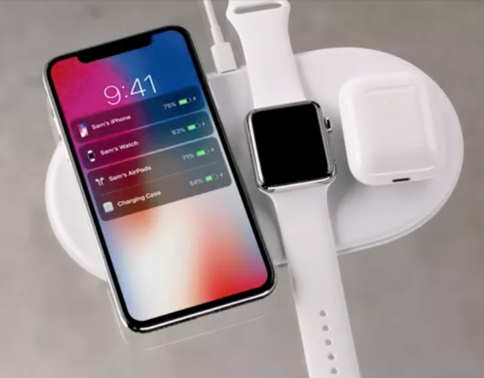 CEO Apple Tim Cook nói về cách "thoát bóng" của Steve Jobs - 3 Tim Cook dám đối mặt với thách thức khi thay đổi rất nhiều về ngoại hình trên iPhone X.