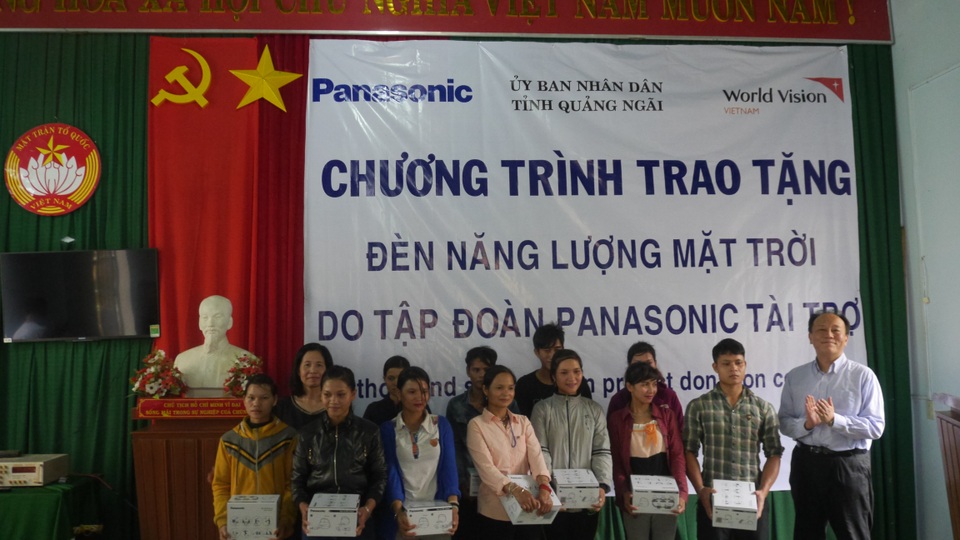 Panasonic trao tặng 1.200 đèn năng lượng mặt trời cho miền Trung - 1
Ông Masaaki Kobayashi, TGĐ Panasonic Việt Nam trao tặng đèn năng lượng mặt trời tại tỉnh Quảng Ngãi.