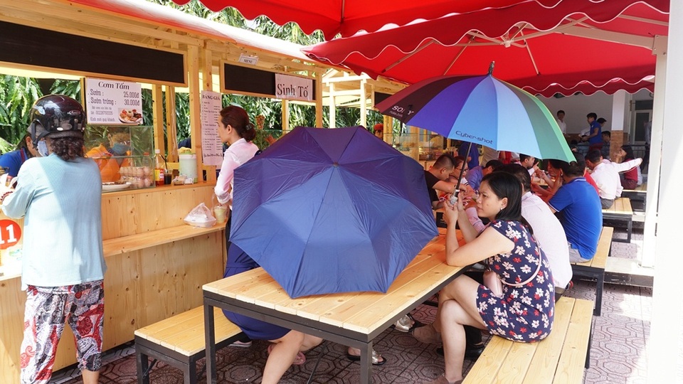 Sài Gòn: Buổi trưa, ăn gì ở phố ẩm thực Bách Tùng Diệp? - 3 Buổi trưa ở đây thời tiết khá nóng bức mặc dù có mái che