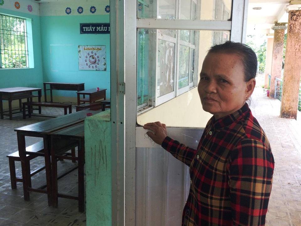 Có nhiều học sinh bỏ học sau khi chuyển về trường mới? - 1
Bà Phạm Thị Hằng cho biết, con gái bà nghỉ học nguyên nhân là do chuyển từ trường THCS Bình Minh đến điểm trường tiểu học và THCS thị trấn Vĩnh Thuận.