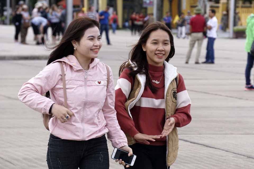 
Các bạn trẻ trong trang phục mùa đông. Nhiệt độ thấp cho cảm giác lạnh những khá dễ chịu. Trong đợt lạnh này, nhiệt độ ở Hà Nội có thể xuống dưới 20 độ C về đêm.
