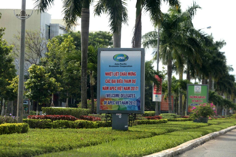 Quảng Nam chuẩn bị 30 bức tranh mạ vàng tặng các đại biểu dự APEC - 3 Bano cổ động tuyên truyền APEC 2017 trên đường phố Tam Kỳ